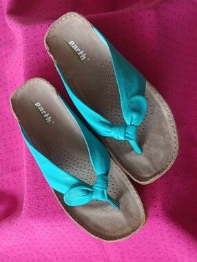 Earth Kalso Thong Sandals. Size 8.5B